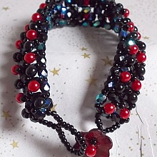 Bracelet en perles Velours Noir et Rouge avec des facettes et des perles nacr&eacute;es en verre